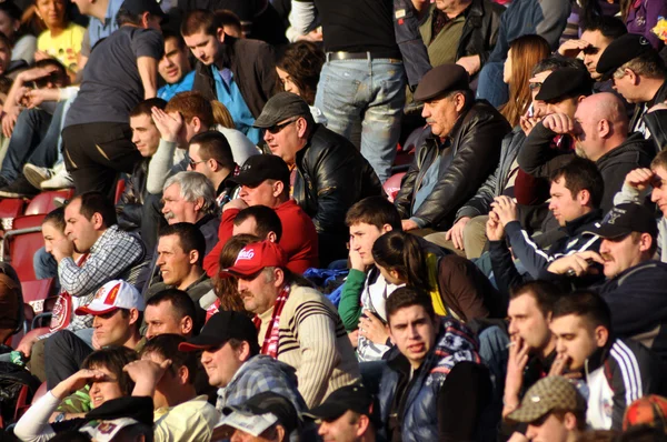 Pendukung CFR Cluj, Romania pada pertandingan sepak bola — Stok Foto