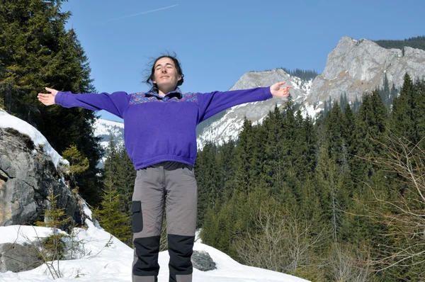 Πορτρέτο μιας νεαρής γυναίκας στο χειμώνα στα βουνά — Φωτογραφία Αρχείου