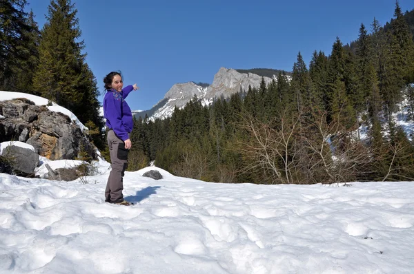 Trekingové dívka v zasněžených horách v Karpatech, římský — Stock fotografie