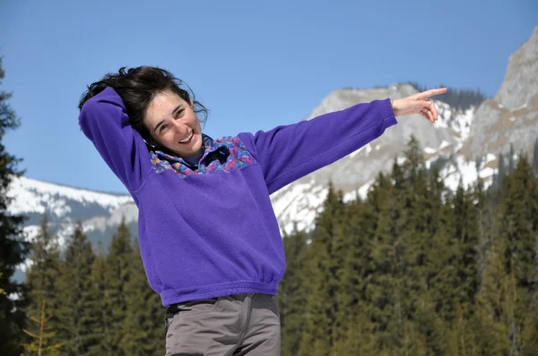 Retrato de uma jovem mulher no inverno nas montanhas — Fotografia de Stock