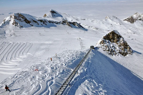 Skiers enjoy a beautiful sunny day in Kitzsteinhorn ski resort, — Stock Photo, Image