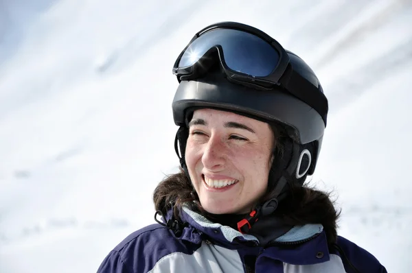 Portrét smějící se lyžař ženy s přilbou — Stock fotografie