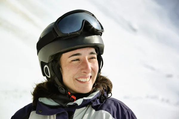 Portrét smějící se lyžař ženy s přilbou — Stock fotografie