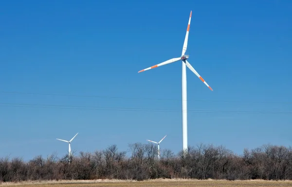 Větrné elektrárny s krásnou modrou oblohu pro výrobu energie — Stock fotografie