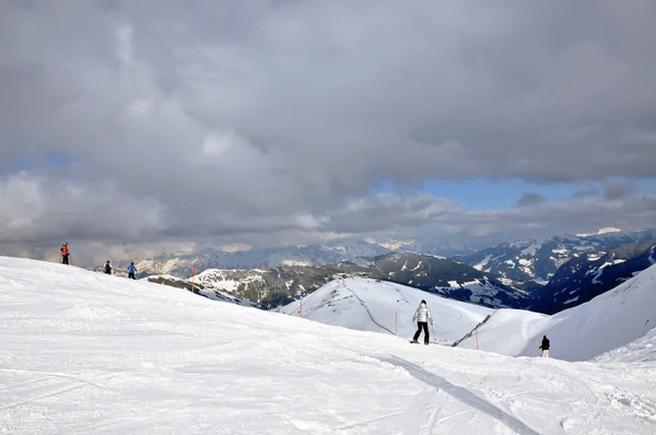 Sciatori sulla pista nella località sciistica di Saalbach, Alpi austriache — Foto Stock