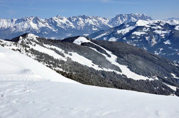Zell ben zien ski-oord in de Oostenrijkse Alpen — Stockfoto