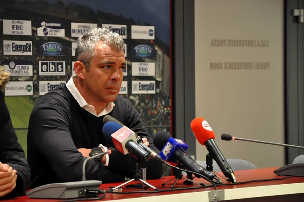 Portugalin valmentaja Jorge Costa lehdistötilaisuudessa — kuvapankkivalokuva