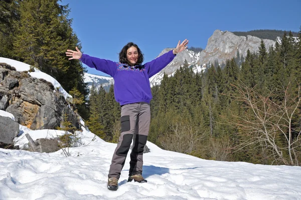 Portrét mladé ženy v zimě v horách — Stock fotografie