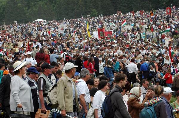 Multitud de peregrinos húngaros se reúnen para celebrar el Pentecostés —  Fotos de Stock