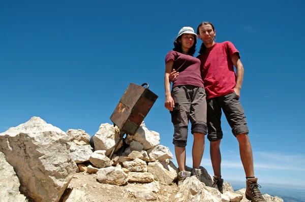 Pareja de excursionistas en la cumbre, pico Bobotov, Montenegro — Foto de Stock
