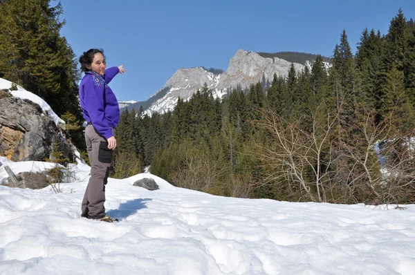 Mujer sola trekking en las montañas nevadas. Cárpatos, gitanos —  Fotos de Stock