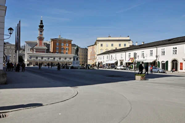 Turistů, kteří navštíví krásné město salzburg, Rakousko — Stock fotografie