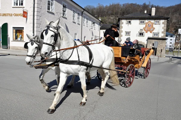 Carruaje a caballo con turistas en Salzburgo, Austria — Foto de Stock