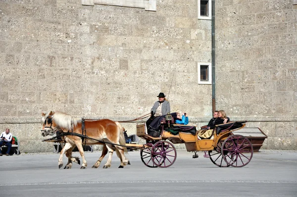 Carruagem a cavalo com turistas em Salzburgo, Áustria — Fotografia de Stock