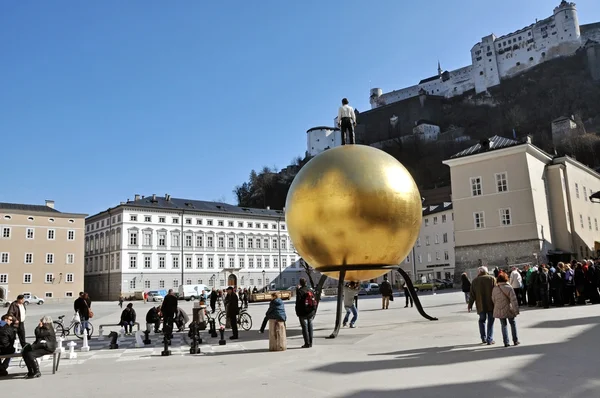 Turistas que visitam a bela cidade Salzburgo, Áustria — Fotografia de Stock
