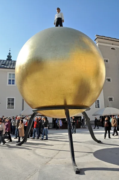 Los turistas que visitan la hermosa ciudad Salzburgo, Austria — Foto de Stock