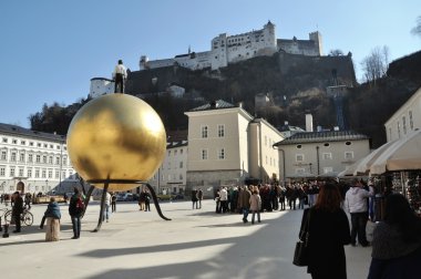 turistler için tarihi Salzburg Merkez