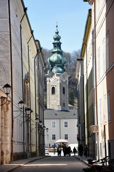 Salzburg, Avusturya tarihi merkezine gelen turist — Stok fotoğraf