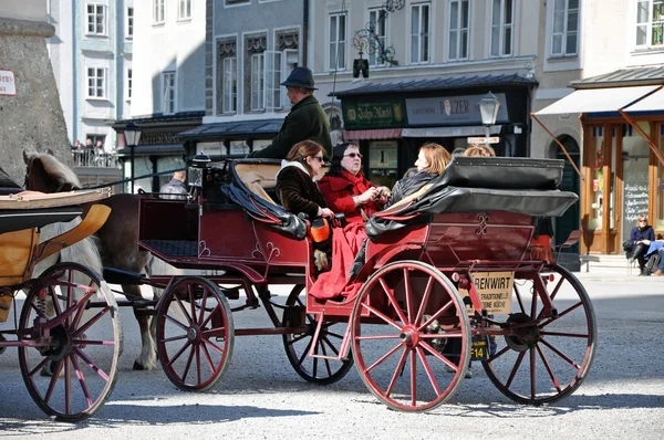 Horse driven carriage with tourists in Salzburg, Austria — Stock Photo, Image