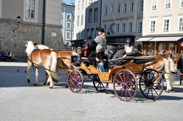 Pferdekutsche mit Touristen in Salzburg, Österreich — Stockfoto
