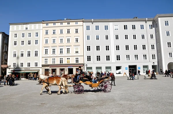 馬キャリッジ ザルツブルク、オーストリアの観光客を駆動 — ストック写真
