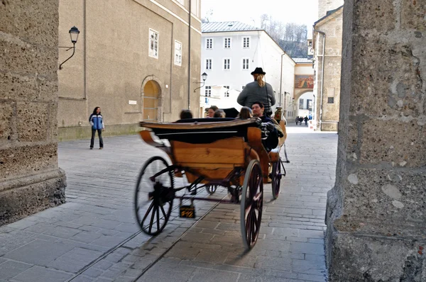Horse driven carriage with tourists in Salzburg, Austria — Stock Photo, Image
