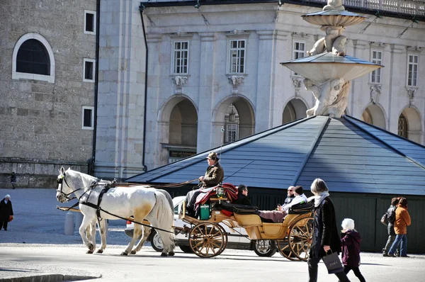 Kůň řízený přepravu turistů v Salzburgu, Rakousko — Stock fotografie