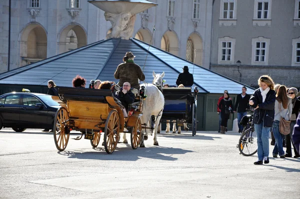 Carruaje a caballo con turistas en Salzburgo, Austria —  Fotos de Stock