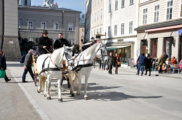 Конный экипаж с туристами в Зальцбурге, Австрия — стоковое фото