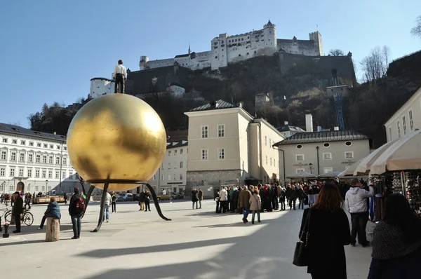 Turystów w zabytkowym centrum Salzburga — Zdjęcie stockowe
