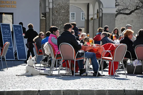 Turisté relaxační v historickém centru Salcburku — Stock fotografie