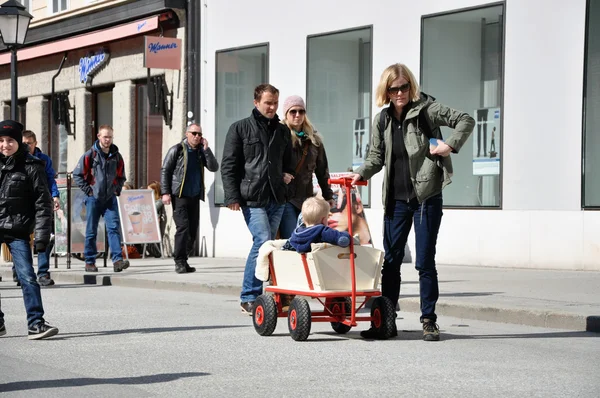 Turisti nel centro storico di Salisburgo — Foto Stock