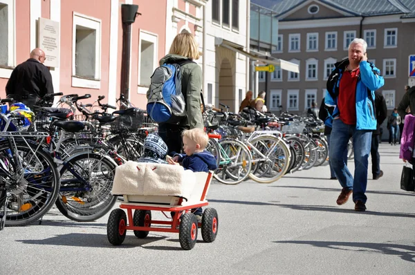 turistler için tarihi Salzburg Merkez