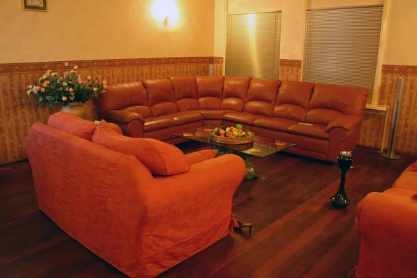 Kırmızı kumaş koltuklar ile otel odasında — Stok fotoğraf