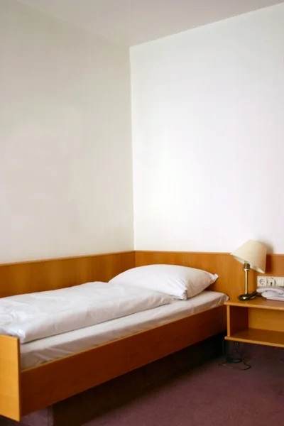 ベッド付きのホテルの部屋 — ストック写真