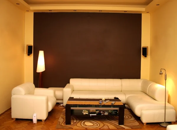 Pokój z biała skórzana kanapa — Zdjęcie stockowe