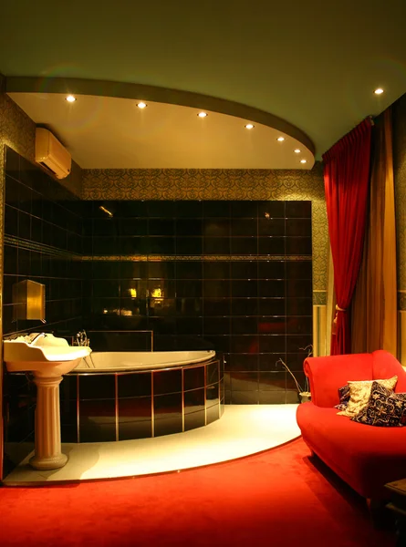 Otel odasında yatak ve banyo — Stok fotoğraf