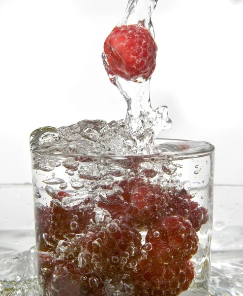 Plusk wody ze świeżymi owocami — Zdjęcie stockowe