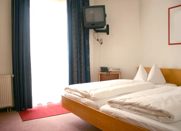 ベッド付きのホテルの部屋 ロイヤリティフリーのストック写真