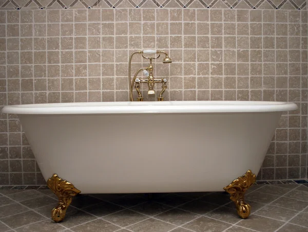 Altes Bad mit goldenen Wasserhähnen — Stockfoto