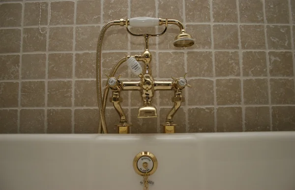 Altes Bad mit goldenen Wasserhähnen — Stockfoto