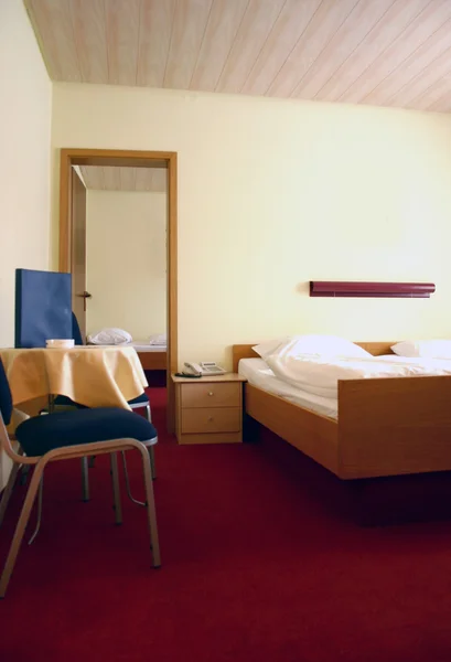 Hotelzimmer mit Bett — Stockfoto
