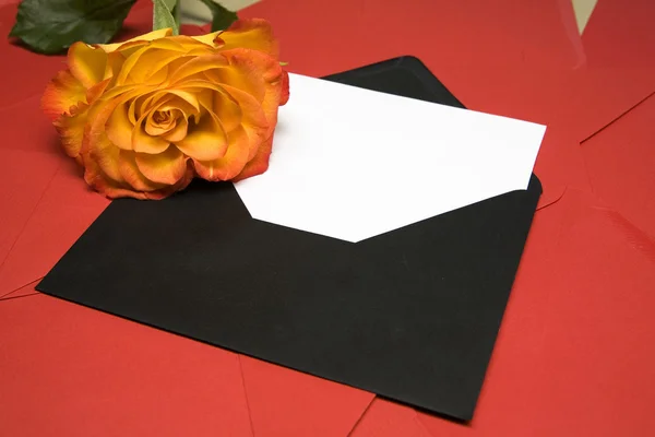 手紙と薔薇コンセプト ロイヤリティフリーのストック画像