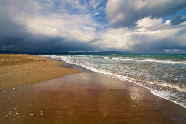 폭풍 이 오 기 전의 해변 스톡 이미지