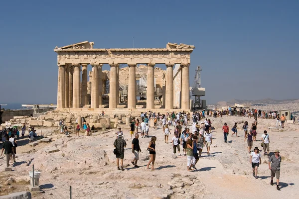 Turistas que visitam o Partenon — Fotografia de Stock