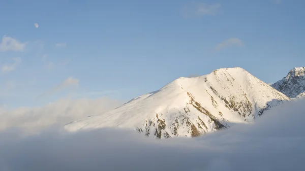 Szczyt nad chmurami — Zdjęcie stockowe
