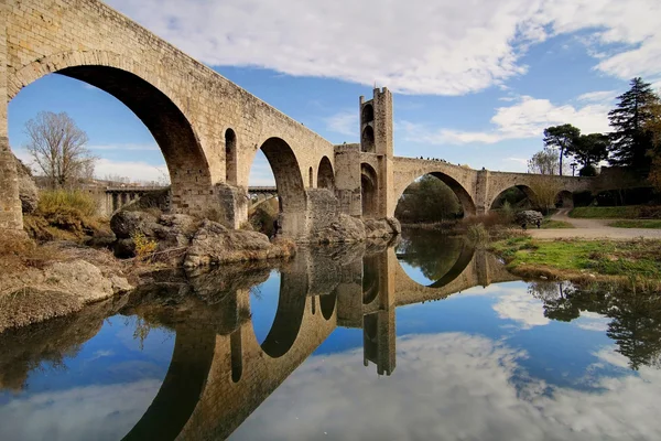 Средневековый мост Бесалу — стоковое фото