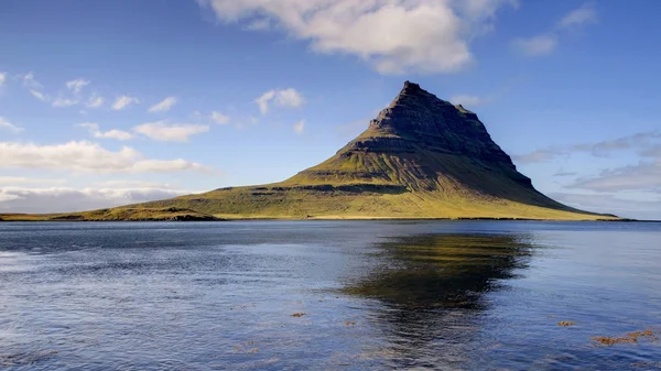 Monte Kirkjufell desde Grundarfjordur — Foto de Stock