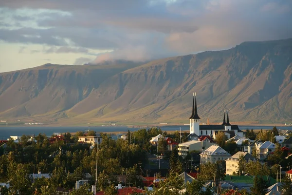 Reykjavik i górę esja — Zdjęcie stockowe