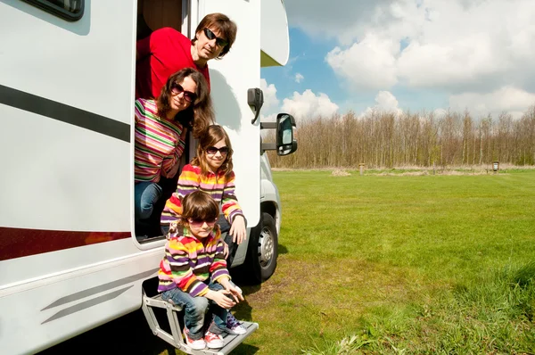 Rodinná dovolená v výlet karavanem — Stock fotografie